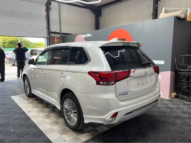 Image for 2019 Mitsubishi Outlander €21950 2019 MITSUBISHI OUTLANDER 2.4 AUTOMATIC / CRUISE CONTROL / REVERSE CAMERA / ELECTRIC MEMORY & HEATED SEATS / PADDLE SHIFTERS / HEATED STEERING WHEEL AND MORE