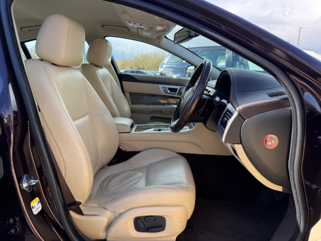 Image for 2015 Jaguar XF 2.2 D Premium Luxury 4DR Auto * FULL LEATHER / HEATED SEATS * 