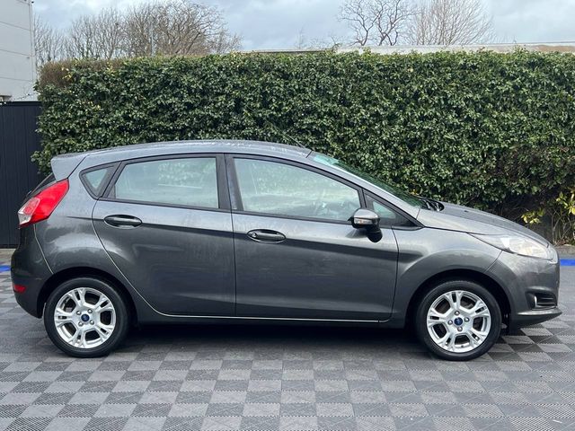 Image for 2016 Ford Fiesta ZETEC 1.0 // SERVICE HISTORY // 15" ALLOYS // AIR CONDITIONING