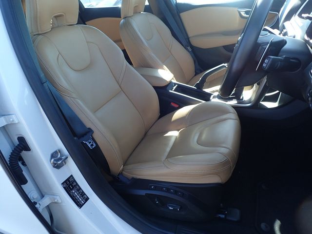 Image for 2018 Volvo V40 Cross Country 2.0 D4 CROSS COUNTRY SE LUXURY DIESEL 190 BHP AUTOMATIC // FULL LEATHER ELECTRIC SEATS // REVERSING CAMERA // CRUISE CONTROL // LANE ASSIST // FULL HARMAN KARDON SURROUND SOUND SYSTEM // TOP SPEC