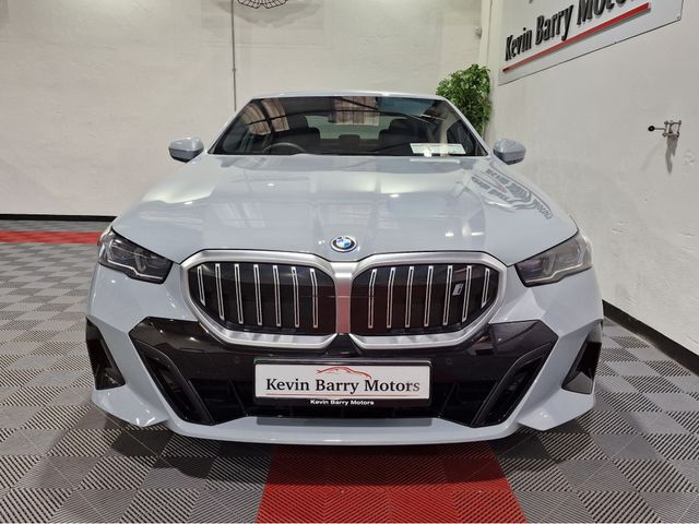 Image for 2023 BMW i5 EDRIVE40 M SPORT (84KWH BATTERY) AUTOMATIC **ONE OWNER / APPLE CARPLAY / CRUISE CONTROL / HARMAN KARDON SOUND / HEATED FRONT SEATS / REVERSE CAMERA / WIRELESS PHONE CHARGING / BMW WARRANTY 12/2026**