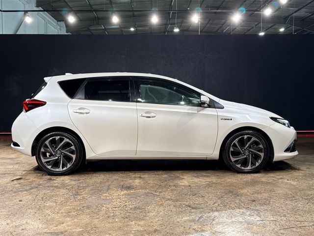 Image for 2016 Toyota Auris 1.8 AUTOMATIC HYBRID - ALLOY WHEELS - HEATED SEATS - MULTI FUNCTION STEERING WHEEL - CRUISE CONTROL - HEATING / AC CONTROLS 