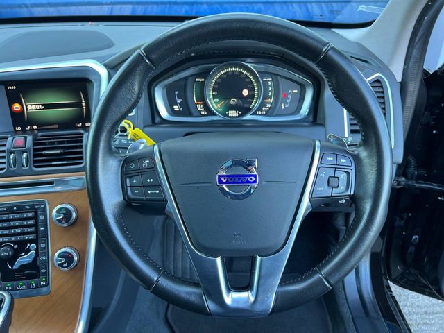 Image for 2017 Volvo XC60 D4 CLASSIC 2.0 D // FULL SERVICE HISTORY // TILT & SLIDE OPENING PAN ROOF // REVERSE CAMERA