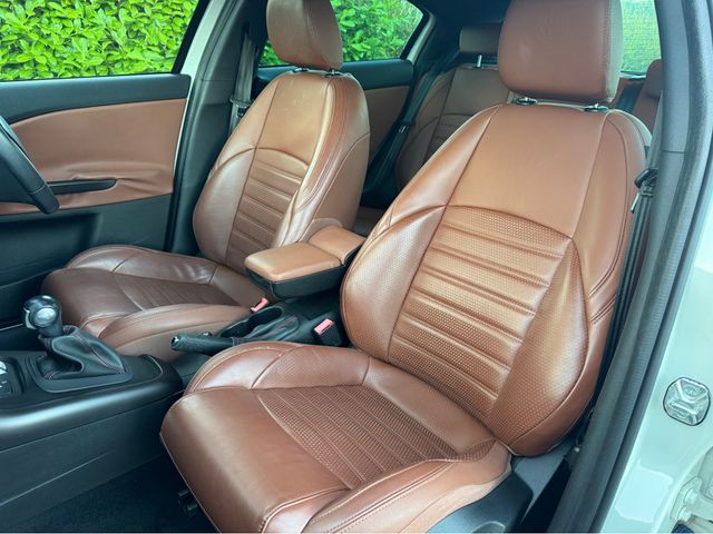 Image for 2016 Alfa Romeo Giulietta 1.4 AUTOMATIC * SPORTIVIA * LEATHER * HEATED SEATS * 162 REG * REVERSE CAMERA * CARPLAY / ANDROID APPS * BEST AVAILABLE * 