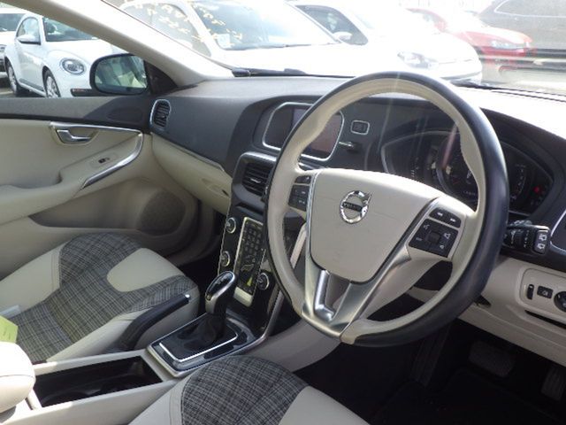 Image for 2018 Volvo V40 2.0 D4 MOMENTUM AUTOMATIC **TOP SPEC / 17" ALLOYS / ADAPTIVE CRUISE CONTROL / BLIND SPOT ASSIST / ELECTRIC & MEMORY FRONT SEATS / HALF LEATHER / HEATED FRONT SEATS / LED HEADLIGHTS / REVERSE CAMERA**