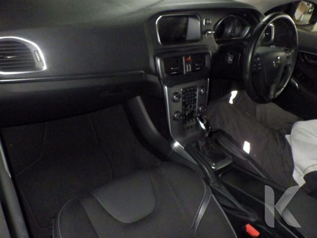 Image for 2019 Volvo V40 HALF LEATHER - FACTORY ALLOYS - REVERSE CAMERA