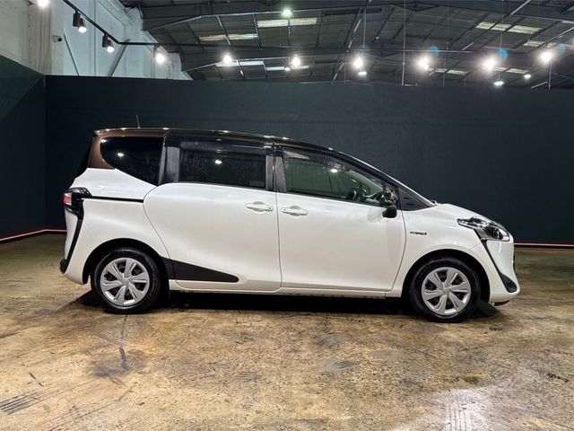 Image for 2020 Toyota Sienta 1.5 HYBRID - G PACKAGE - CRUISE CONTROL - DUAL ELECTRIC DOORS - 360 REVERSE CAMERA - 7 SEATER