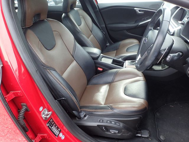 Image for 2016 Volvo V40 Cross Country 2.0 D4 CROSS COUNTRY BLACK SERIES DIESEL 190 BHP AUTOMATIC // FULL LEATHER ELECTRIC SEATS // REVERSING CAMERA // CRUISE CONTROL // LANE ASSIST // FULL HARMAN KARDON SURROUND SOUND SYSTEM // TOP SPEC