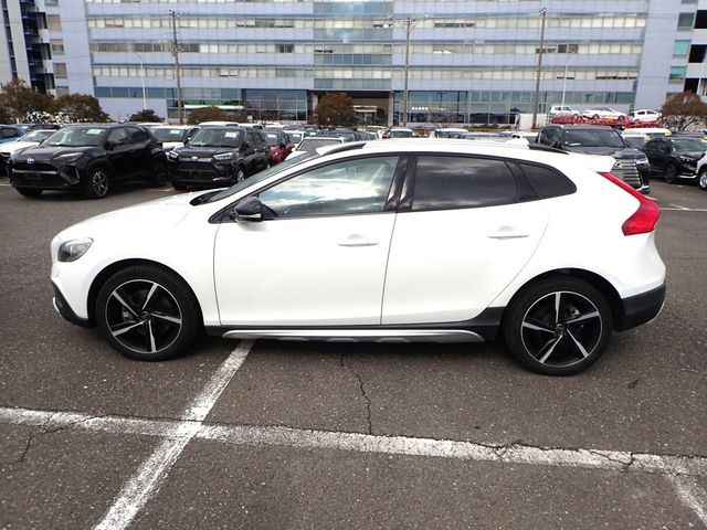 Image for 2016 Volvo V40 Cross Country 2.0 D4 CROSS COUNTRY SE LUXURY DIESEL 190 BHP AUTOMATIC // PEARL WHITE METALLIC // FULL LEATHER ELECTRIC SEATS // REVERSING CAMERA // CRUISE CONTROL // LANE ASSIST // TOP SPEC // AA APPROVED 2026