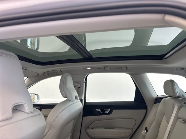 Image for 2022 Volvo XC60 B4 D MOM 5DR Auto