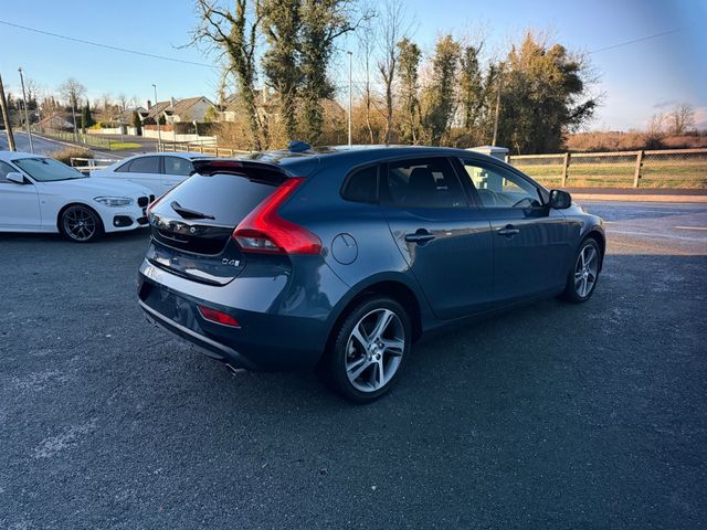 Image for 2019 Volvo V40 2.0 D4 SE LUXURY PLUS DIESEL AUTOMATIC // MASSIVE SPEC // HALF HEATED LEATHER // REVERSING CAMERA // CRUISE CONTROL // LANE ASSIST // COLLISION WARNING SYSTEM // UPGRADED SPORT ALLOYS