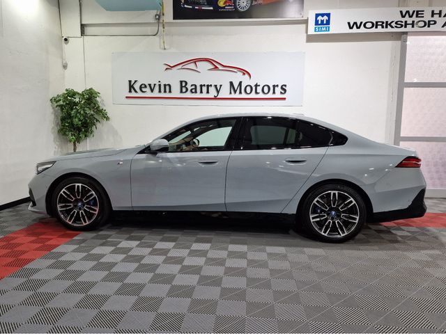 Image for 2023 BMW i5 EDRIVE40 M SPORT (84KWH BATTERY) AUTOMATIC **ONE OWNER / APPLE CARPLAY / CRUISE CONTROL / HARMAN KARDON SOUND / HEATED FRONT SEATS / REVERSE CAMERA / WIRELESS PHONE CHARGING / BMW WARRANTY 12/2026**