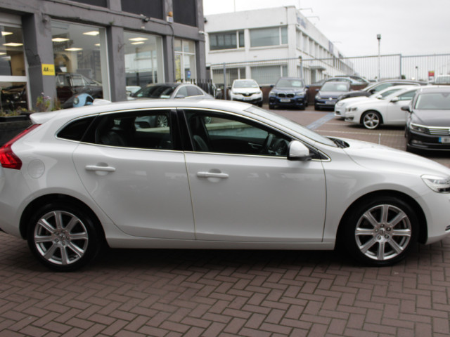 Image for 2017 Volvo V40 2.0 ESTATE 5DR AUTO 