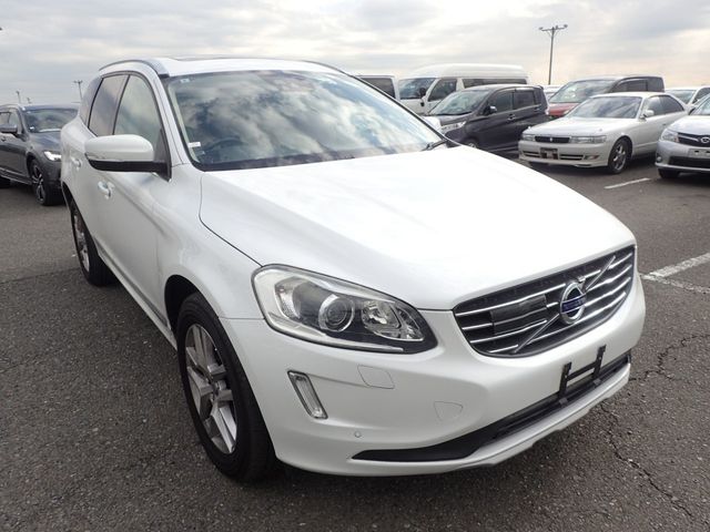 Image for 2017 Volvo XC60 2.0 D4 SE LUXURY PLUS 190 BHP DIESEL AUTOMATIC // *PAN ROOF* // FULL HEATED LEATHER // REVERSING CAMERA // CRUISE CONTROL // LANE ASSIST // COLLISION WARNING SYSTEM // UPGRADED SPORT ALLOYS