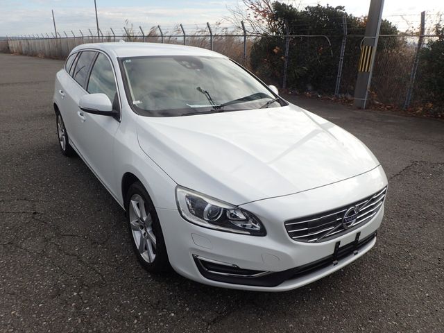 Image for 2018 Volvo V60 2.0 D4 SE LUXURY PLUS 190 BHP DIESEL AUTOMATIC // FULL HEATED LEATHER // REVERSING CAMERA // CRUISE CONTROL // LANE ASSIST // COLLISION WARNING SYSTEM // UPGRADED SPORT ALLOYS