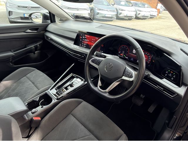 Image for 2023 Volkswagen Golf Style 2.0. WIRELESS PHONE CHARGER