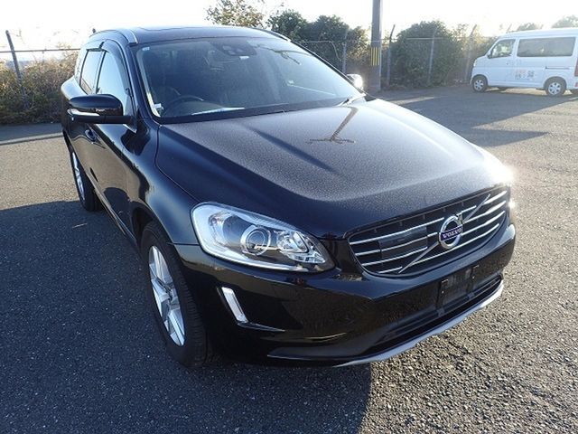 Image for 2017 Volvo XC60 **TINY KMS**2.0 D4 DIESEL SE LUXURY PREMIUM AUTOMATIC **PAN ROOF** // TOP SPEC // FULL ELECTRIC MEMORY HEATED LEATHER // CRUISE CONTROL // ELECTRIC TAILGATE // REVERSING CAMERA // LANE ASSIST