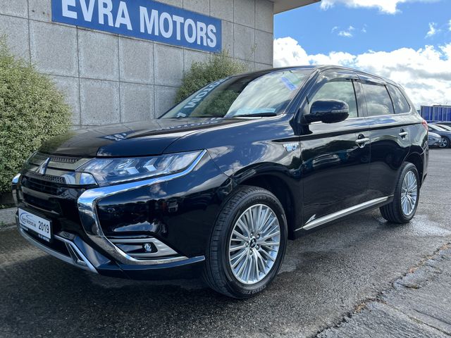 Image for 2019 Mitsubishi Outlander PHEV G PLUS 2.4 PETROL HYBRID AUTOMATIC //HIGH SPEC//LOW MILES//HALF LEATHER HEATED SEATS//POWER TAILGATE//ADAPTIVE CRUISE CONTROL//KEYLESS ENTRY//HEATED STEERING WHEEL//