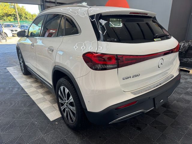 Image for 2023 Mercedes-Benz EQA 2023 MERCEDES-BENZ EQA250 AUTOMATIC / CRUISE CONTROL / 360 CAMERA / ELECTRIC MEMORY & HEATED SEATS / PADDLE SHIFTERS / PANORAMIC SUNROOF/ AMBIENT LIGHTS AND MORE
