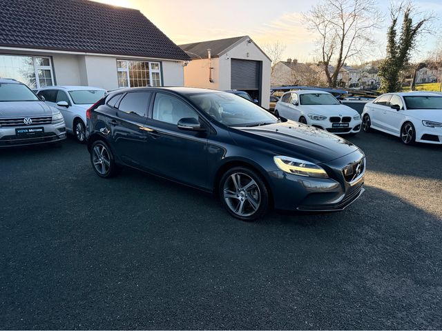 Image for 2019 Volvo V40 2.0 D4 SE LUXURY PLUS DIESEL AUTOMATIC // MASSIVE SPEC // HALF HEATED LEATHER // REVERSING CAMERA // CRUISE CONTROL // LANE ASSIST // COLLISION WARNING SYSTEM // UPGRADED SPORT ALLOYS