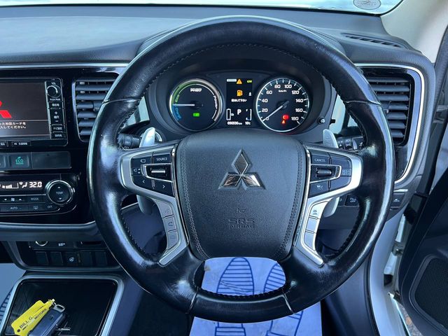 Image for 2017 Mitsubishi Outlander 4WD 2.0 HYBRID // DIAMOND CUT ALLOYS // LEATHER/ALCANTARA HEATED SEATS // PARKING SENSORS