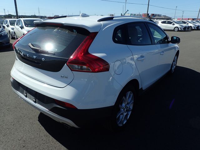 Image for 2018 Volvo V40 Cross Country 2.0 D4 CROSS COUNTRY SE LUXURY DIESEL 190 BHP AUTOMATIC // FULL LEATHER ELECTRIC SEATS // REVERSING CAMERA // CRUISE CONTROL // LANE ASSIST // FULL HARMAN KARDON SURROUND SOUND SYSTEM // TOP SPEC