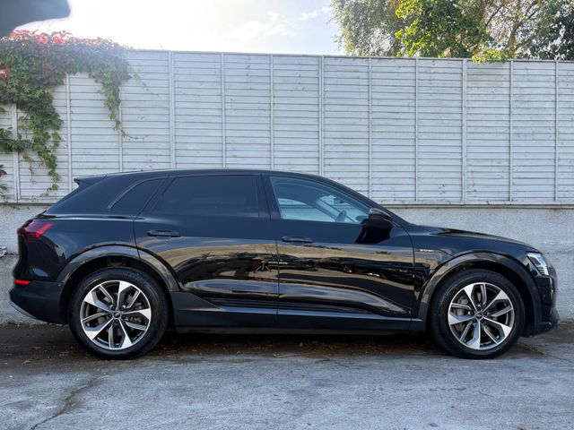 Image for 2021 Audi e-tron TECHNIK 50 QUATTRO / BIG SPEC / PAN ROOF / DUAL ZONE CLIMATE / ONE OWNER / FULL AUDI HISTORY / *FINANCE OPTIONS AVAILABLE*