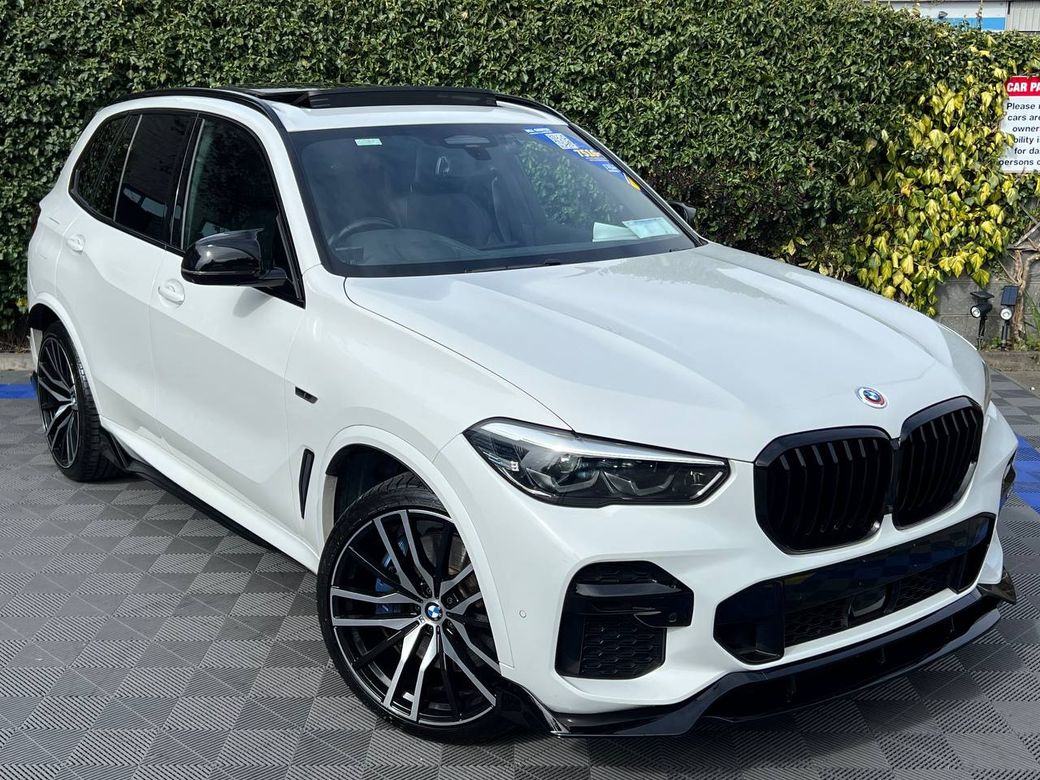 Image for 2022 BMW X5 M-SPORT COMPETITION XDRIVE45e 3.0 HYBRID ** MASSIVE SPEC ** // TILT & SLIDE PAN ROOF // MASSAGE, HEATED, COOLED SEATS // HEADS-UP DISPLAY