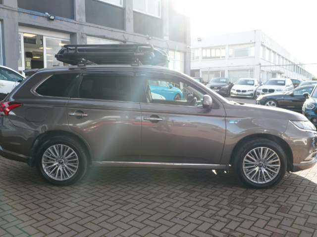 Image for 2018 Mitsubishi Outlander 2.4 PETROL PLUG IN HYBRID 5DR ESTATE ONLY 100000 KMS 