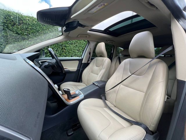 Image for 2017 Volvo XC60 D4 CLASSIC 2.0 D AUTO // OPENING PAN ROOF // LEATHER HEATED SEATS // REVERSE CAMERA