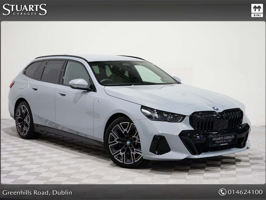 Image for 2025 BMW 5 Series COMFORT PACK, TECH PACK AND 20” ALLOYS* BROOKLYN GREY METALLIC WITH BLACK VEGANZA INTERIOR