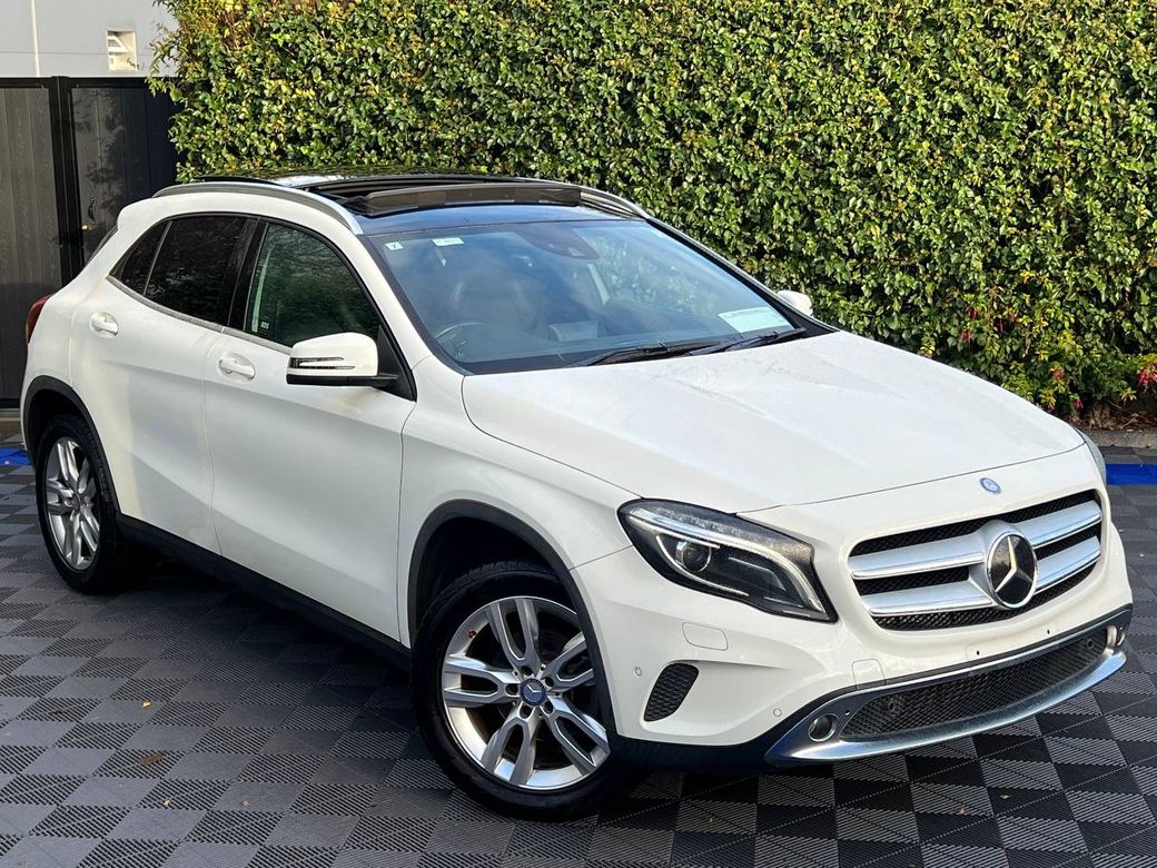 Image for 2015 Mercedes-Benz GLA Class GLA180 1.6 AUTO // PANORAMIC SUNROOF // LEATHER HEATED POWERED SEATS // DUAL ZONE CLIMATE CONTROL