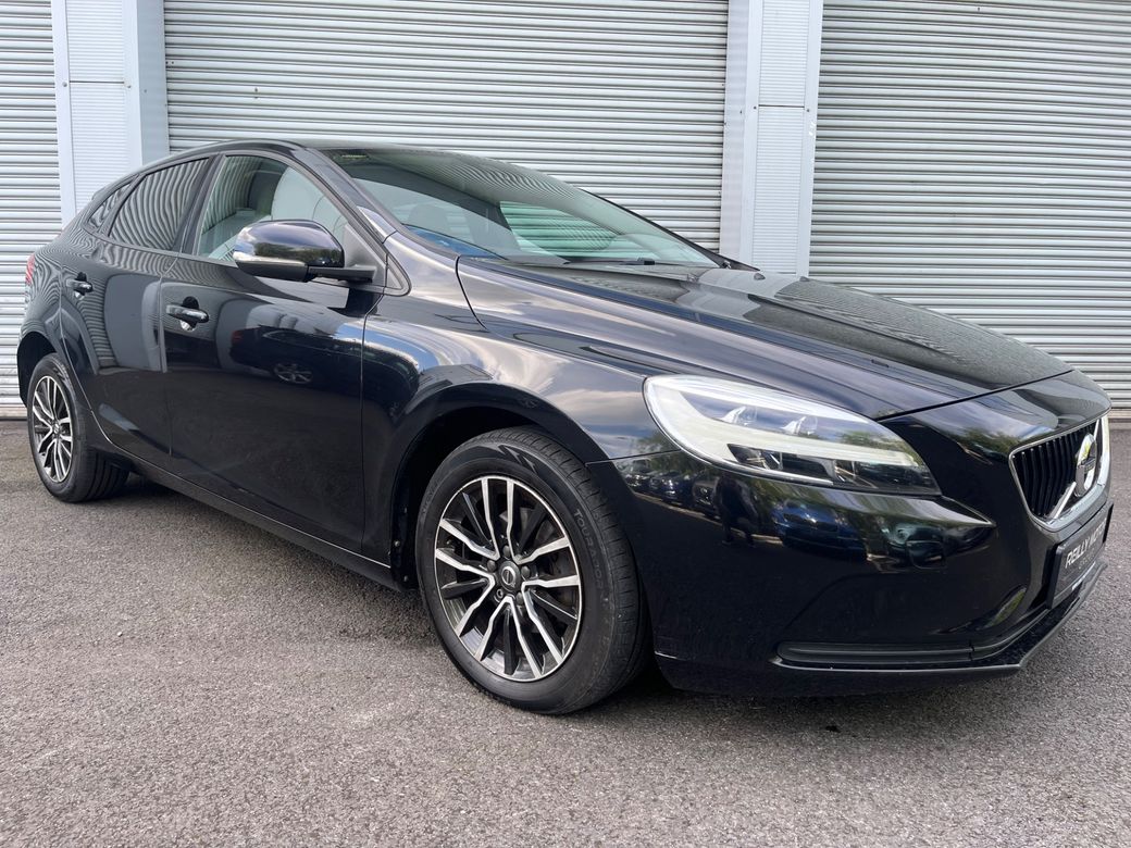 Image for 2017 Volvo V40 2.0 DIESEL MOMENTUM EDITION 