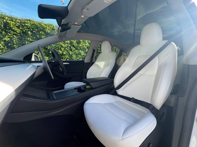 Image for 2023 Tesla Model Y RWD // PANORAMIC SUNROOF // 5 HEATED SEATS // TESLA AUTOPILOT