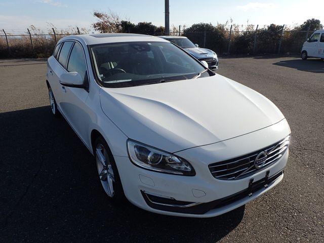 Image for 2018 Volvo V60 2.0 D4 SE LUXURY PLUS 190 BHP DIESEL AUTOMATIC // *PAN ROOF* // FULL HEATED LEATHER // REVERSING CAMERA // CRUISE CONTROL // LANE ASSIST // COLLISION WARNING SYSTEM // UPGRADED SPORT ALLOYS