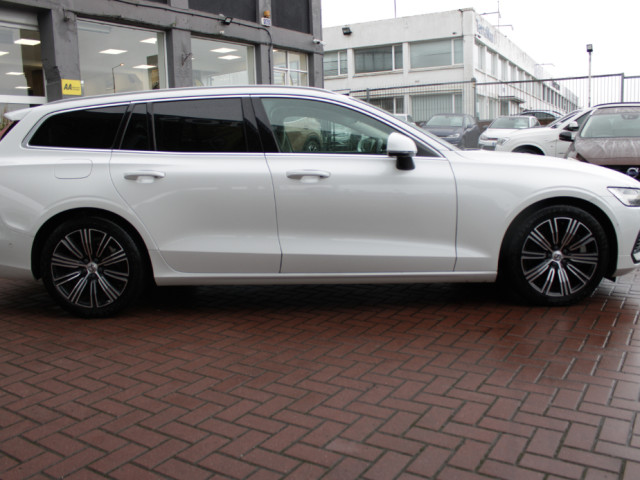 Image for 2020 Volvo V60 2020 VOLVO V60// PHEV T6 340 HP R-DESIGN AUTO AWD