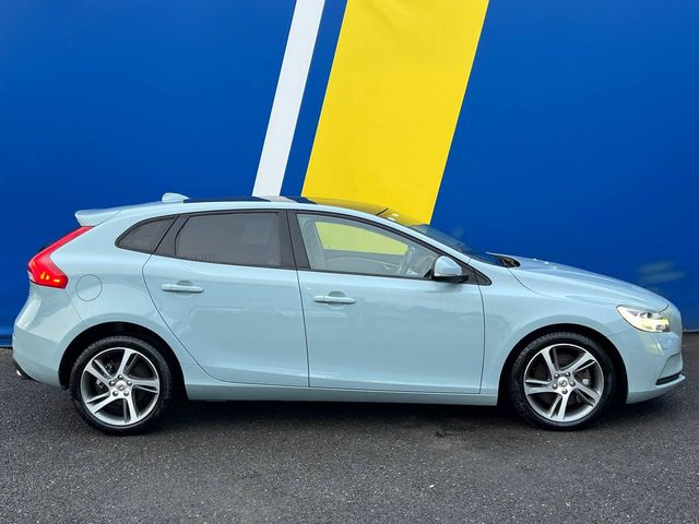Image for 2017 Volvo V40 D4 2.0 D // PANORAMIC SUNROOF // VOLVO SERVICE HISTORY // REVERSE CAMERA