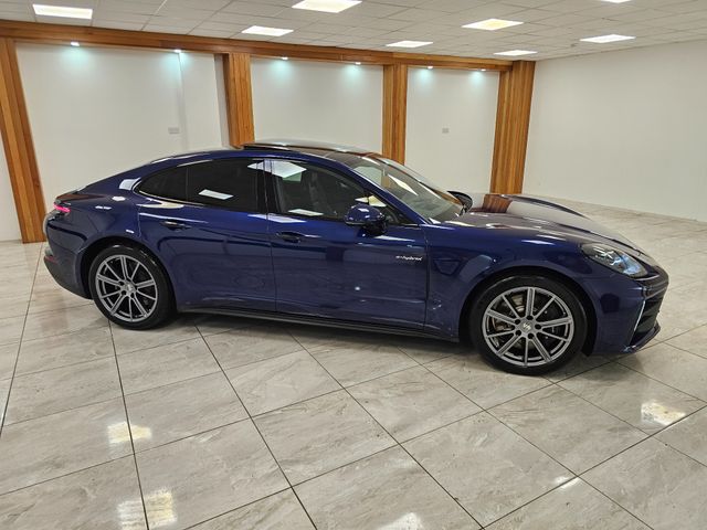 Image for 2025 Porsche Panamera Huge spec // Panoramic sunroof