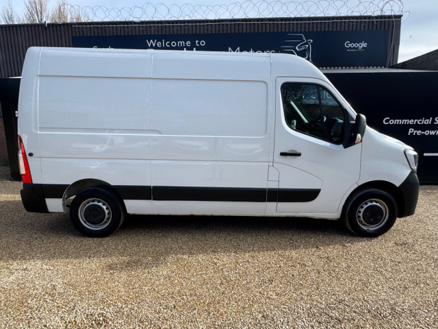 Image for 2022 Renault Master 2.3 DCI BUSINESS MWB MED ROOF // PRICE EXCL. VAT // 06/26 CVRT // ONE OWNER // GREAT CONDITION // CRUISE, BLUETOOTH AND ELECTRIC WINDOWS // 