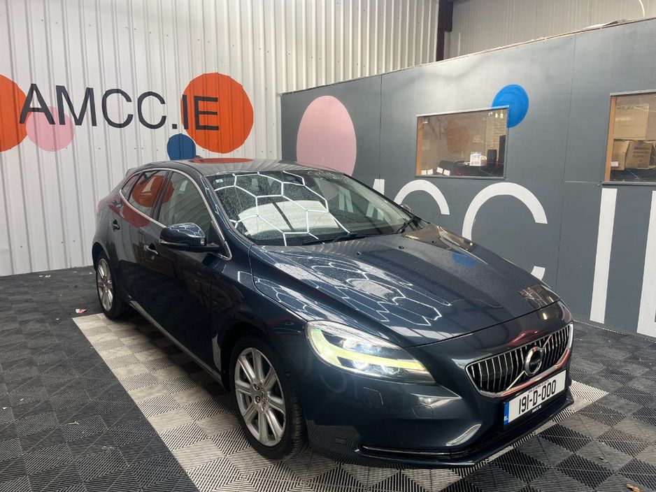 Image for 2019 Volvo V40 2019 VOLVO V40 D4 INSCRIPTION 2.0 AUTOMATIC / CRUISE CONTROL / REVERSE CAMERA / ELECTRIC MEMORY & HEATED SEATS / PADDLE SHIFTERS AND MORE
