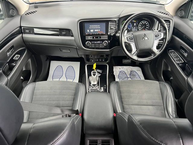 Image for 2019 Mitsubishi Outlander 4WD 2.0 HYBRID // HEATED LEATHER/ALCANTARA SEATS // ADAPTIVE CRUISE CONTROL // 18" ALLOYS // PARKING SENSORS