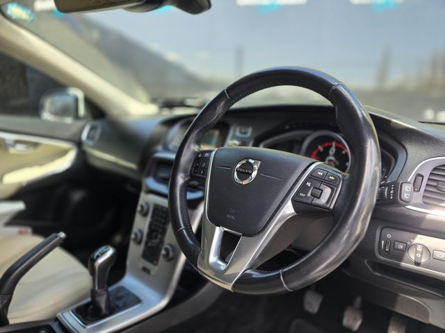 Image for 2016 Volvo V40 D3 MOMENTUM EDITION