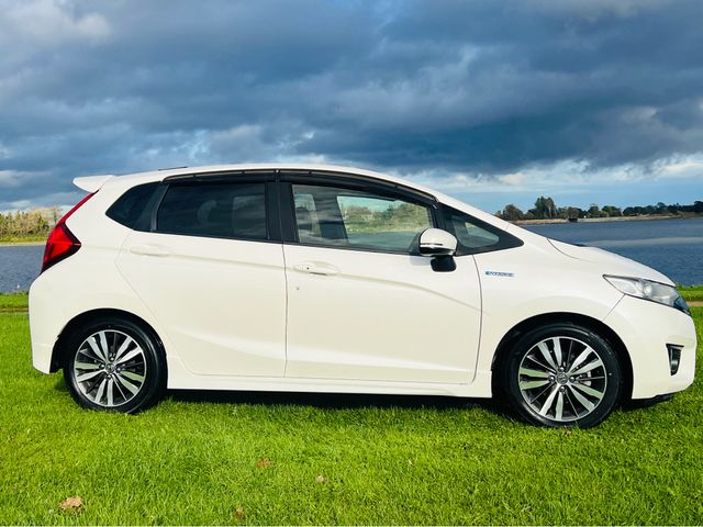 Image for 2014 Honda Fit 2014 FIT IN PEARL WHITE ONLY 90 K ON THE CLOCK HYBRID CAR.