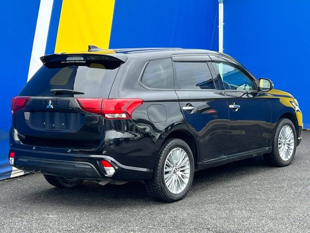 Image for 2019 Mitsubishi Outlander 4WD 2.0 HYBRID // HEATED LEATHER/ALCANTARA SEATS // ADAPTIVE CRUISE CONTROL // 18" ALLOYS // PARKING SENSORS