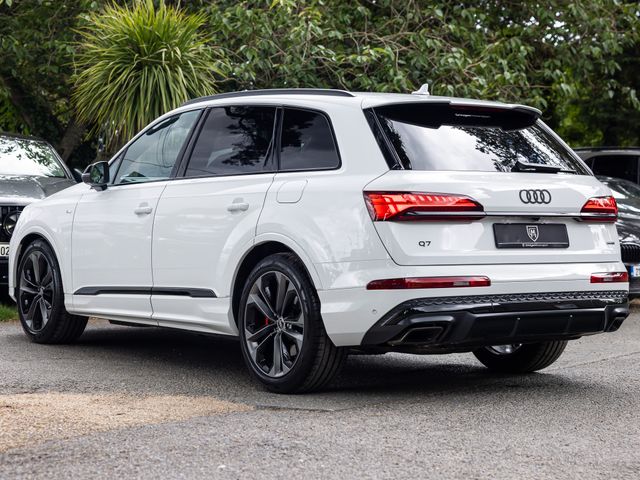 Image for 2026 Audi Q7 TFSI e S Line Black Edition