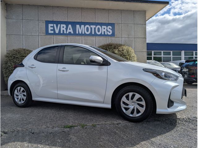 Image for 2023 Toyota Yaris X HYBRID AUTOMATIC 1.5 PETROL //KEYLESS ENTRY//REVERSE CAMERA//ADAPTIVE CRUISE CONTROL//