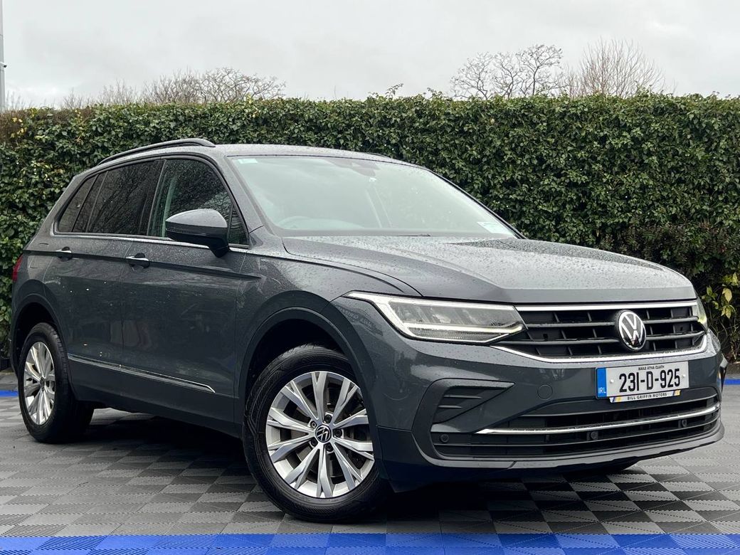 Image for 2023 Volkswagen Tiguan LIFE 1.4 HYBRID // DIGITAL CLUSTER // APPLE CARPLAY/ANDROID AUTO // DUAL ZONE CLIMATE CONTROL