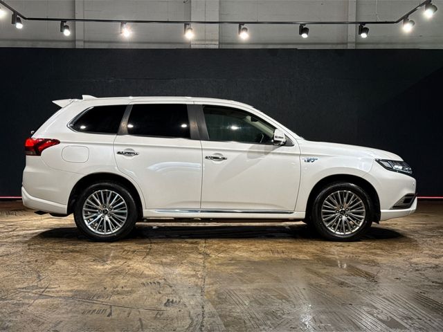 Image for 2020 Mitsubishi Outlander 2.4L PHEV AUTOMATIC - HALF BLACK LEATHER UPHOLSTERY - HEATED ELECTRIC SEATS & STEERING WHEEL - CRUISE CONTROL - REVERSE CAMERA