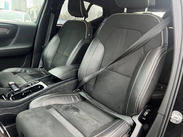 Image for 2022 Volvo XC40 R-DESIGN T4 1.5 HYBRID // SERVICE HISTORY // DIAMOND CUT ALLOYS // PARKING SENSORS