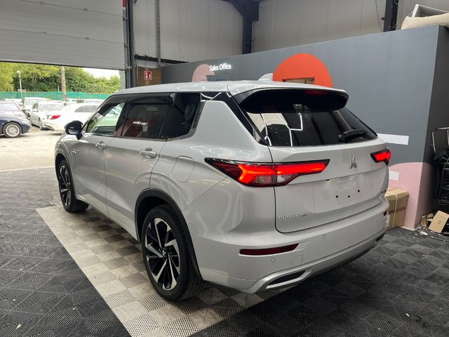 Image for 2024 Mitsubishi Outlander 2024 MITSUBISHI OUTLANDER PHEV P 2.4 AUTOMATIC / CRUISE CONTROL / PARKING CAMERA / ELECTRIC MEMORY & HEATED SEATS / PADDLE SHIFTERS / 7 SEATS OPTION / HEATED STEERING WHEEL AND MORE